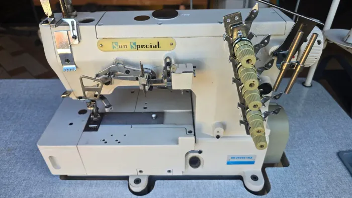 Maquina de costura Galoneira e Overlock