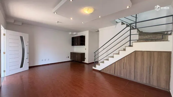 Casa no condominio Portal das Acácias: Suíte Master com Banheira e Espaço Gourmet