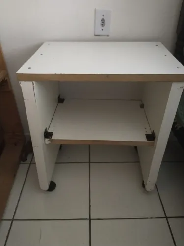 Mesa de cabeceira usada material bem resistente