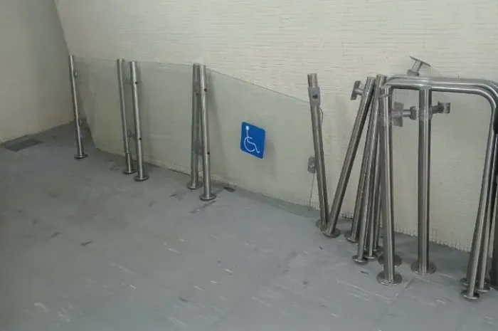 Barreira de Acesso em Vidro Temperado + Postes e Guarda-Corpo em Aço Inox