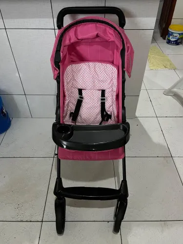 Carrinho de bebê rosa