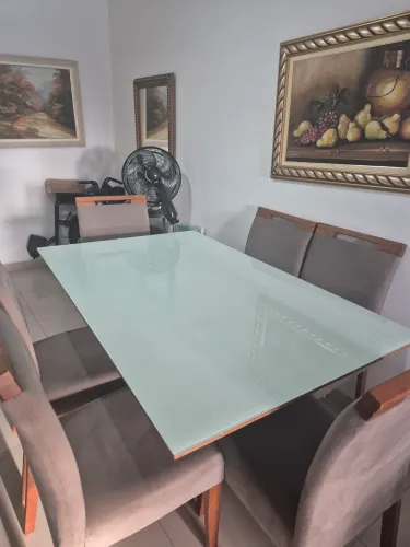 MESA MACIÇA COM 6 CADEIRAS 