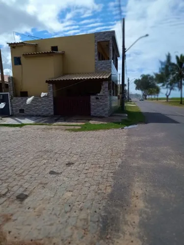 Casa no farol autos e baixo ao lado da terceira idade de esquina.