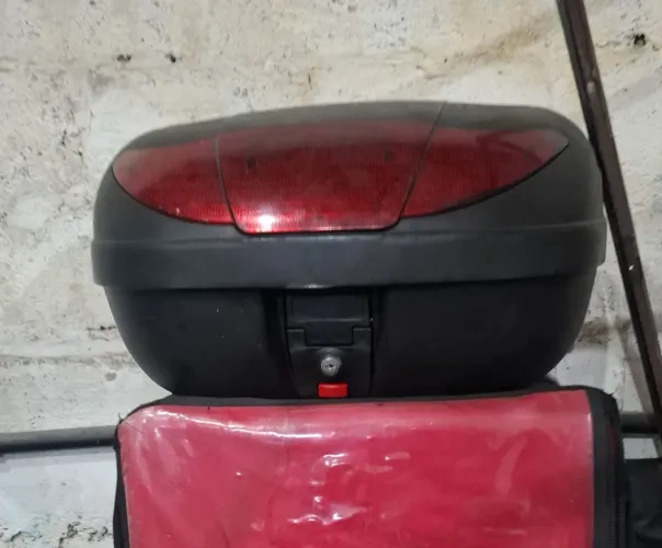 Bau + bag com isopor vendo ou troco por bau maior .