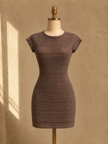 Vestido menta café marrom de renda com modelagem ajustada.