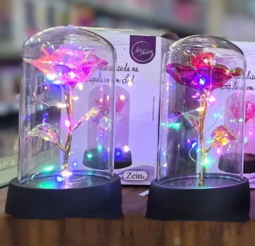 Rosa de LED, encapsulada em uma cúpula elegante.