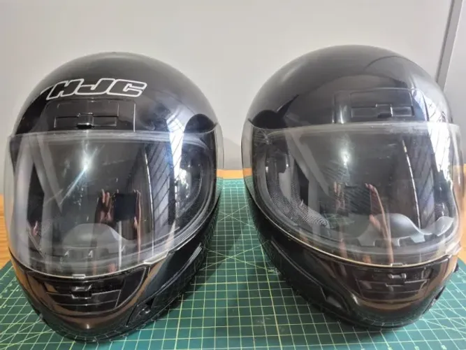 2 Capacetes HJC Preto (M 58 + L 60) Impecáveis - Pouco Uso - R$750 o PAR  