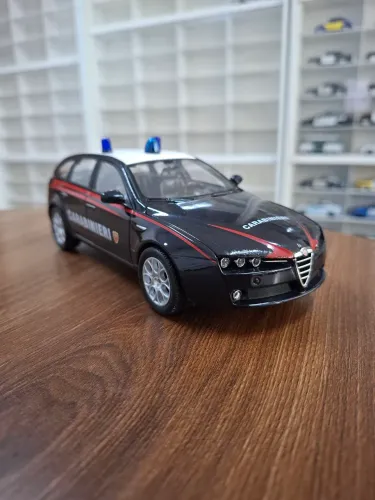 Miniatura Police Welly 1/24 Alfa Romeo 159 Sportwagon Carabinieri Italiana