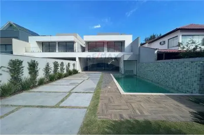 "Luxo e Conforto em Condomínio na Barra da Tijuca"