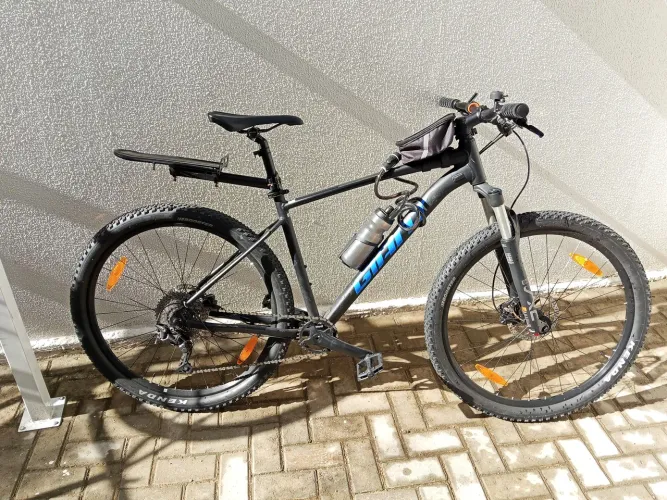 Bike Giant MT Talon aro 29 ótima para trilhas e asfalto com máximo conforto 