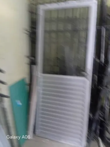 Vendo porta de alumínio alt.2.09alt.por 82 larg.