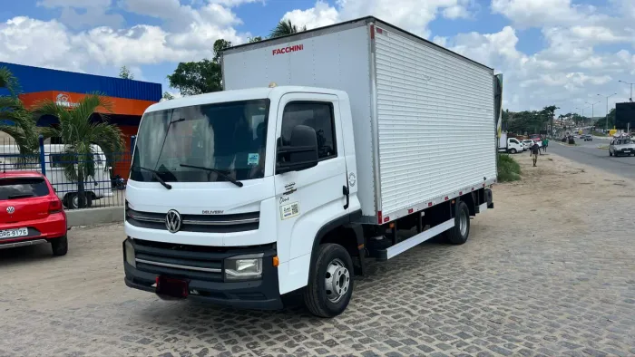 Caminhão baú 6-160