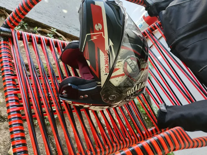 Jaqueta e capacete ambos em ótimo estado, jaqueta tamanho M capacete articulado tamanho 58
