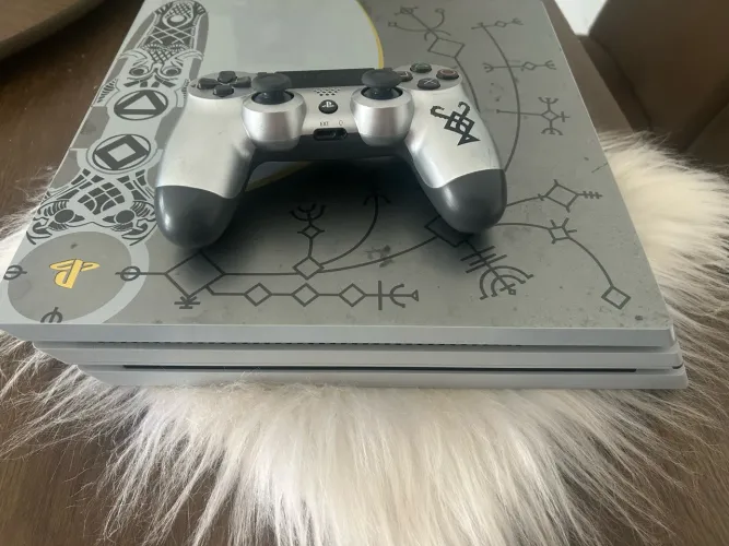 Vendo PlayStation 4 Pro edição god of War