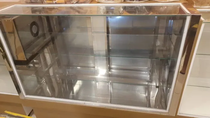 Expositor refrigerador para doces, tortas, sobremesas e etc. 