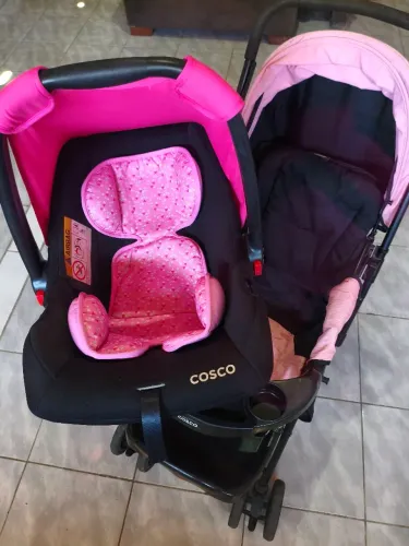 Carrinho de bebê e bebe conforto