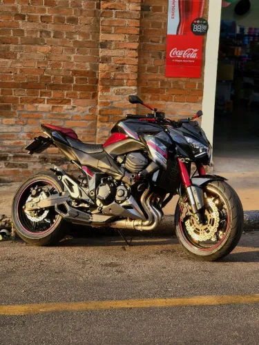 KAWASAKI Z800 ABS 2017 (Fab. 2016) - PRETA E VERMELHA