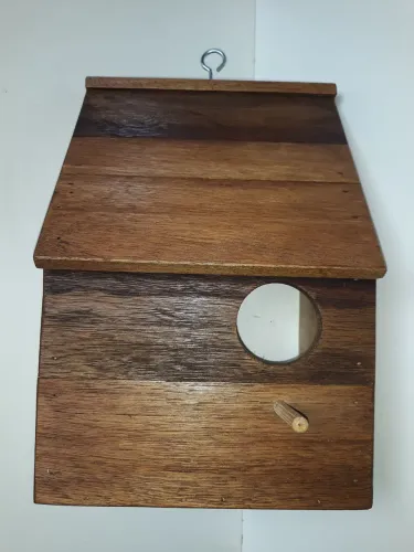 Casa de passarinho modelo meia - água em madeira maciça.
