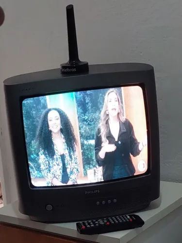 TV Philips tubo 14 pl + conversor digital + antena