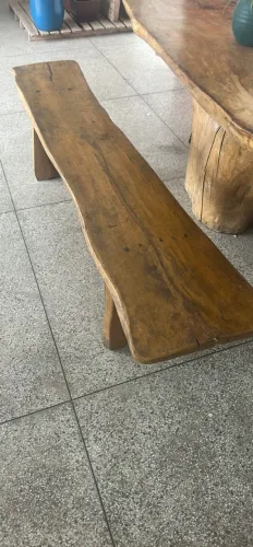 Mesa rústica com dois bancos