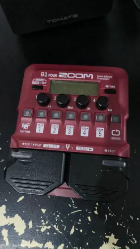 Zoom B1 four pedaleira de baixo