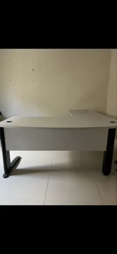 Mesa de escritório em L
