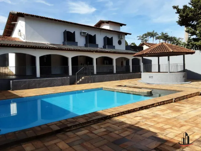 Casa com área de Lazer em perfeita localização ! Comercial ou residencial.