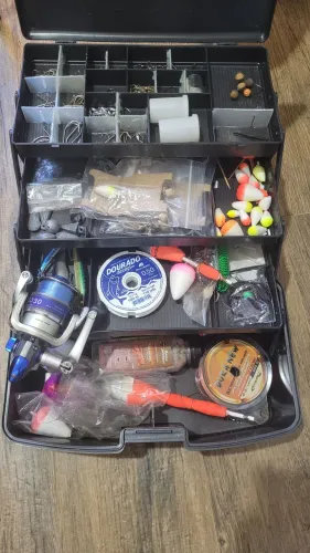 Maleta de pesca completa com boias, anzóis, iscas, linhas e acessórios