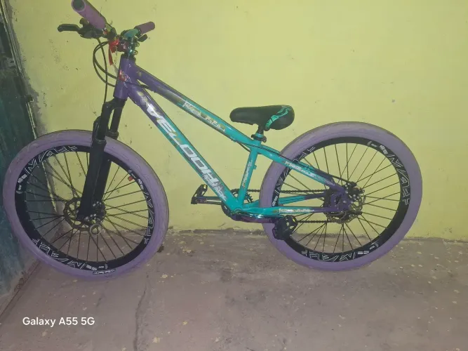 Vendo esa bicicleta com 3 meses de uso ja passou na revisão contado *