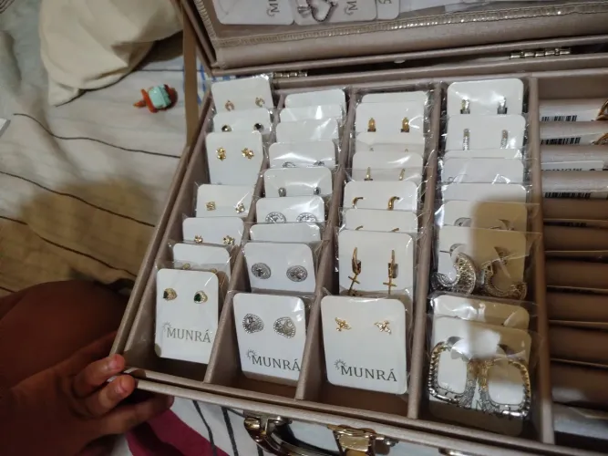 Vendo jóias banhadas a ouro com 6 meses de garantia, parcelo até de 2X?