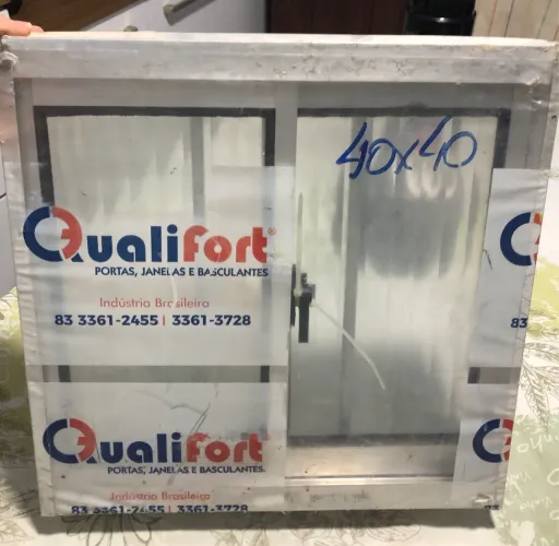 Janela de banheiro Basculantes Qualifort 40x40 2 Folhas - Vidro canelado. 