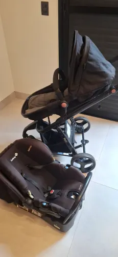 Carrinho Safety 1 st Mobi com bebe conforto e base pra carro
