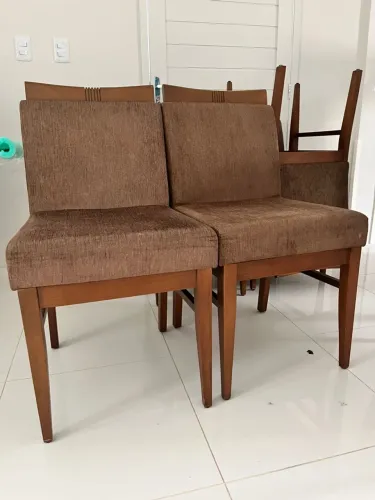 Cadeiras de madeira maciça 