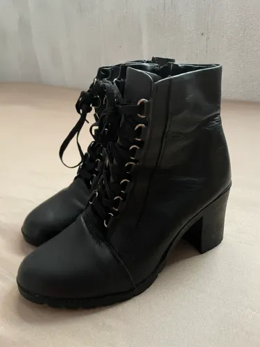 Bota cano médio da marca Constance 