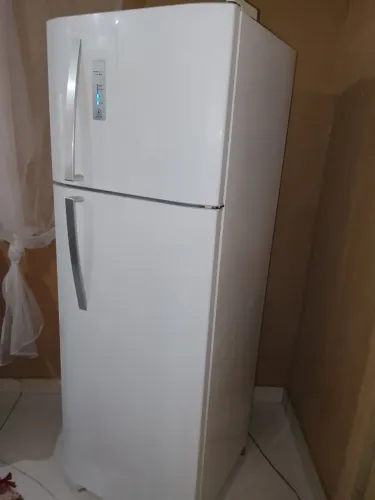 Vendo geladeira Eletrolux semi nova funcionando perfeitamente