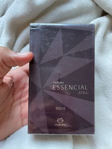 Perfume essencial atrai