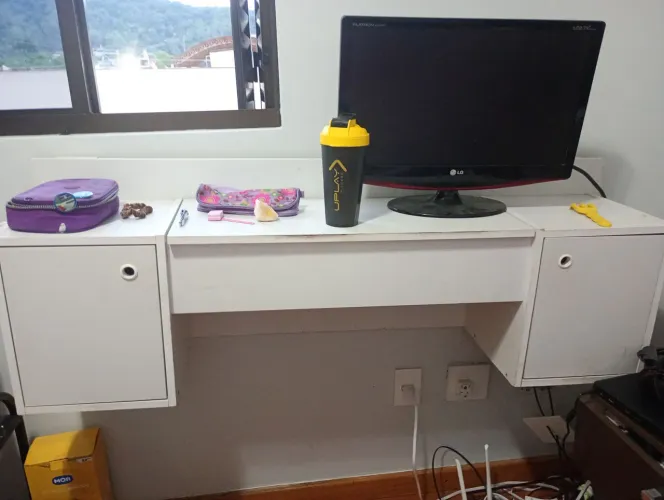 Vendo mesa com armários 