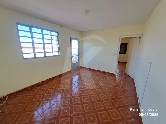 Casa térrea com 1 quarto, sala, cozinha, banheiro, área de serviço, quintal.