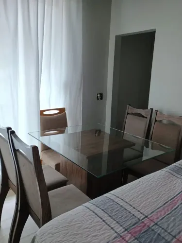 Vende-se mesa com 05 cadeiras 
