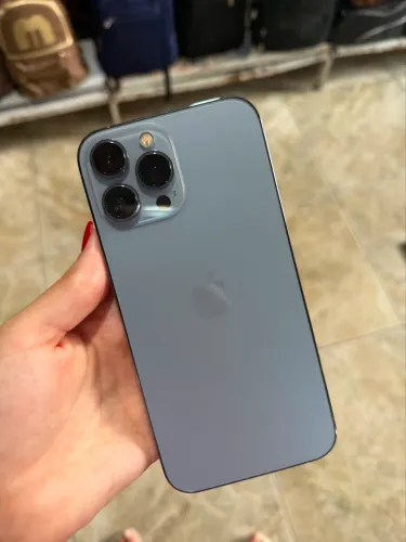 iPhone 13 Pro Max, em ótimo estado de conservação.