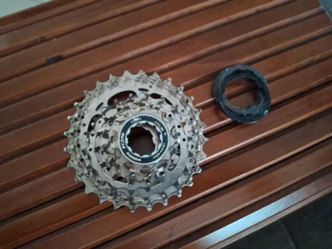 Cassete Shimano 105 CS-5700, 10 v, 11-28, Peça original Shimano com marcas normais de uso.