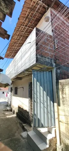 Vendo uma casa conjugada primeiro andar 