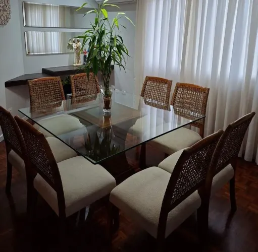 Conjunto de mesa e 8 cadeiras