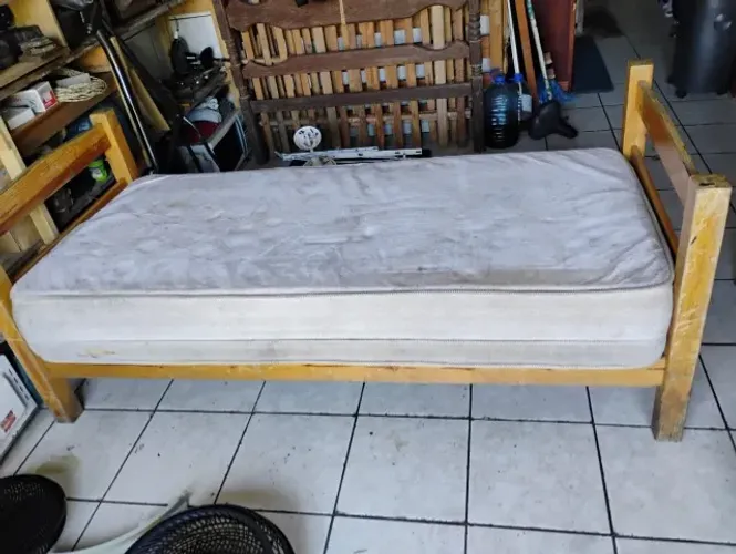 Cama de solteiro com colchão estado razoavel R$80,retirar em Mongaguá.