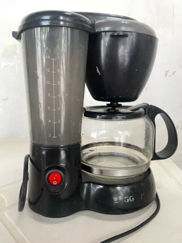 Cafeteira Elétrica suggar cor preta com jarra de vidro 