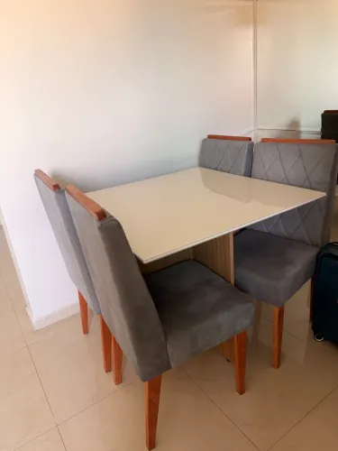 Mesa de Jantar com 4 Cadeiras - Estado de Nova