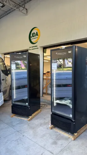 Cervejeira 433 litros porta vidro total black - marca fricon - 2 anos de garantia