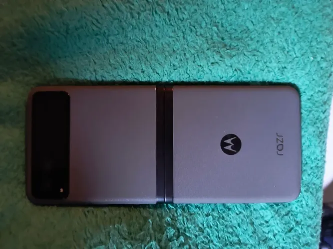 Celular RAZR display com defeito