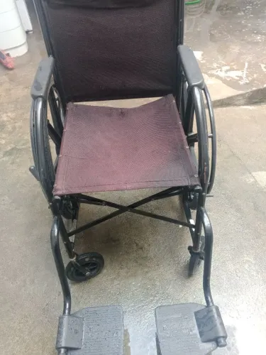 Vendo uma cadeira de roda ela suporta 120 kg