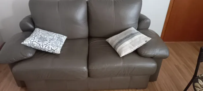 Sofa em couro legitimo 